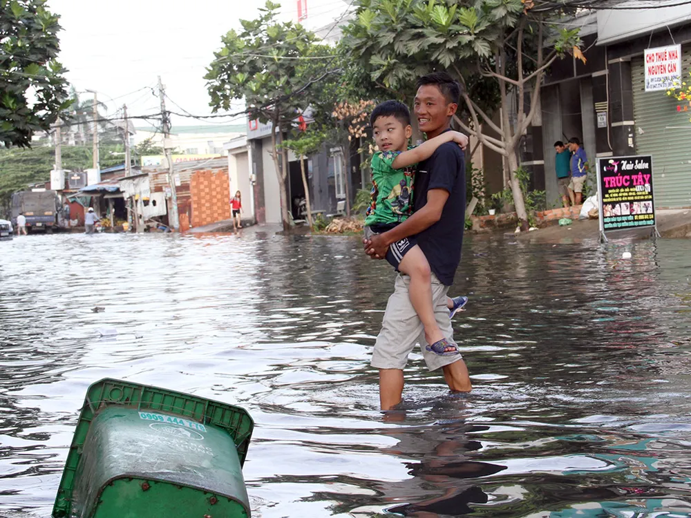 Người dân quận 12 khổ sở vượt 'biển nước' đi làm ảnh 5